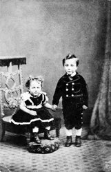 Porträt eines Jungen und seiner Schwester